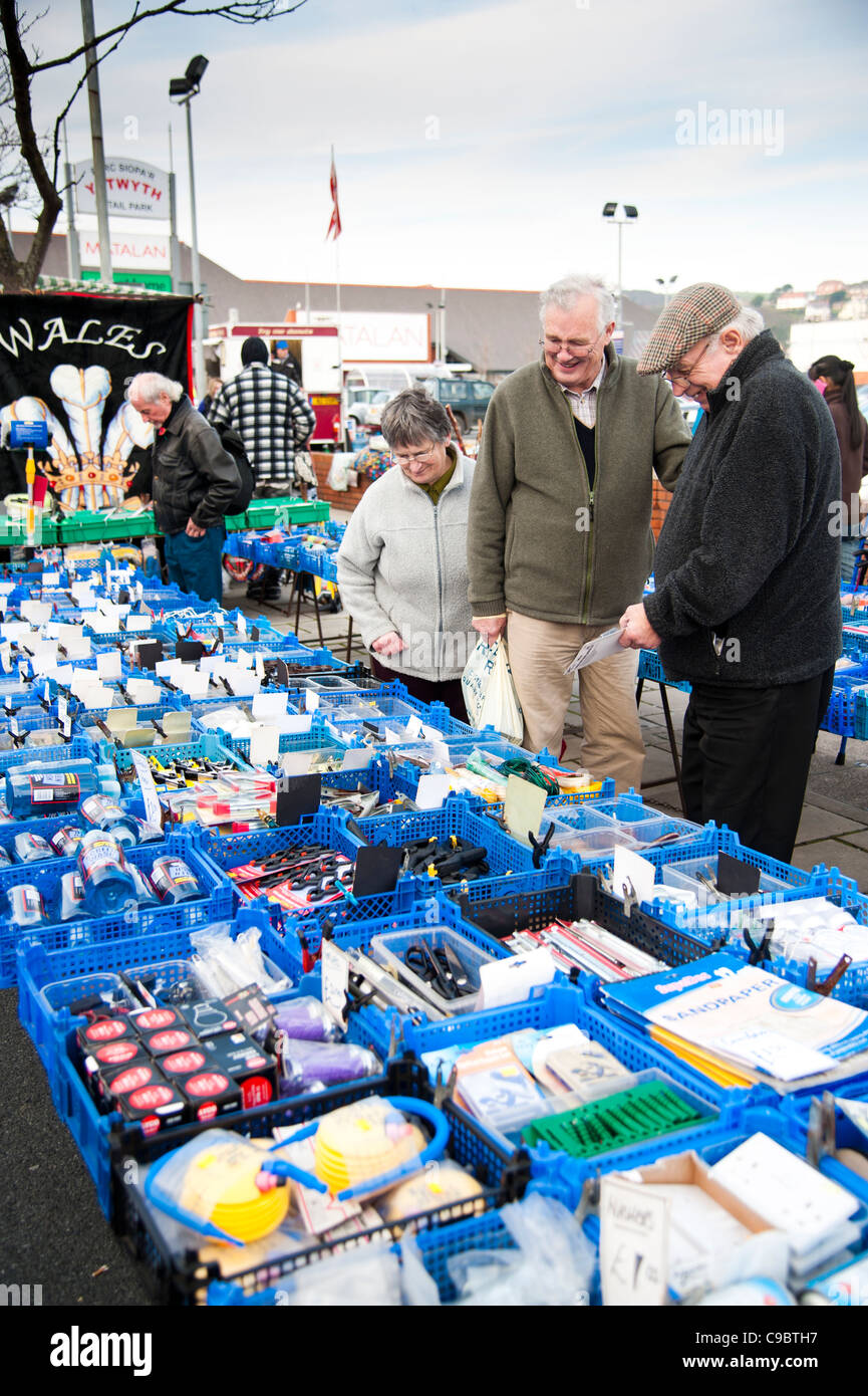 Les personnes qui achètent des biens ménagers et de négocier la vente d'outils sur la foire d'hiver de novembre à Aberystwyth, Pays de Galles UK street market Banque D'Images