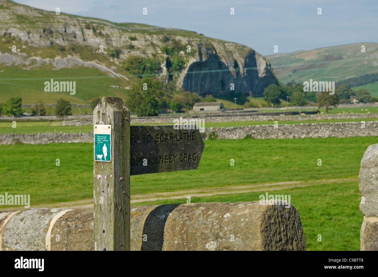 Gros plan sur le panneau de signalisation du sentier menant à Kilnsey Crag et Crag en arrière-plan Wharfedale North Yorkshire Dales National Park England UK Great Britain Banque D'Images