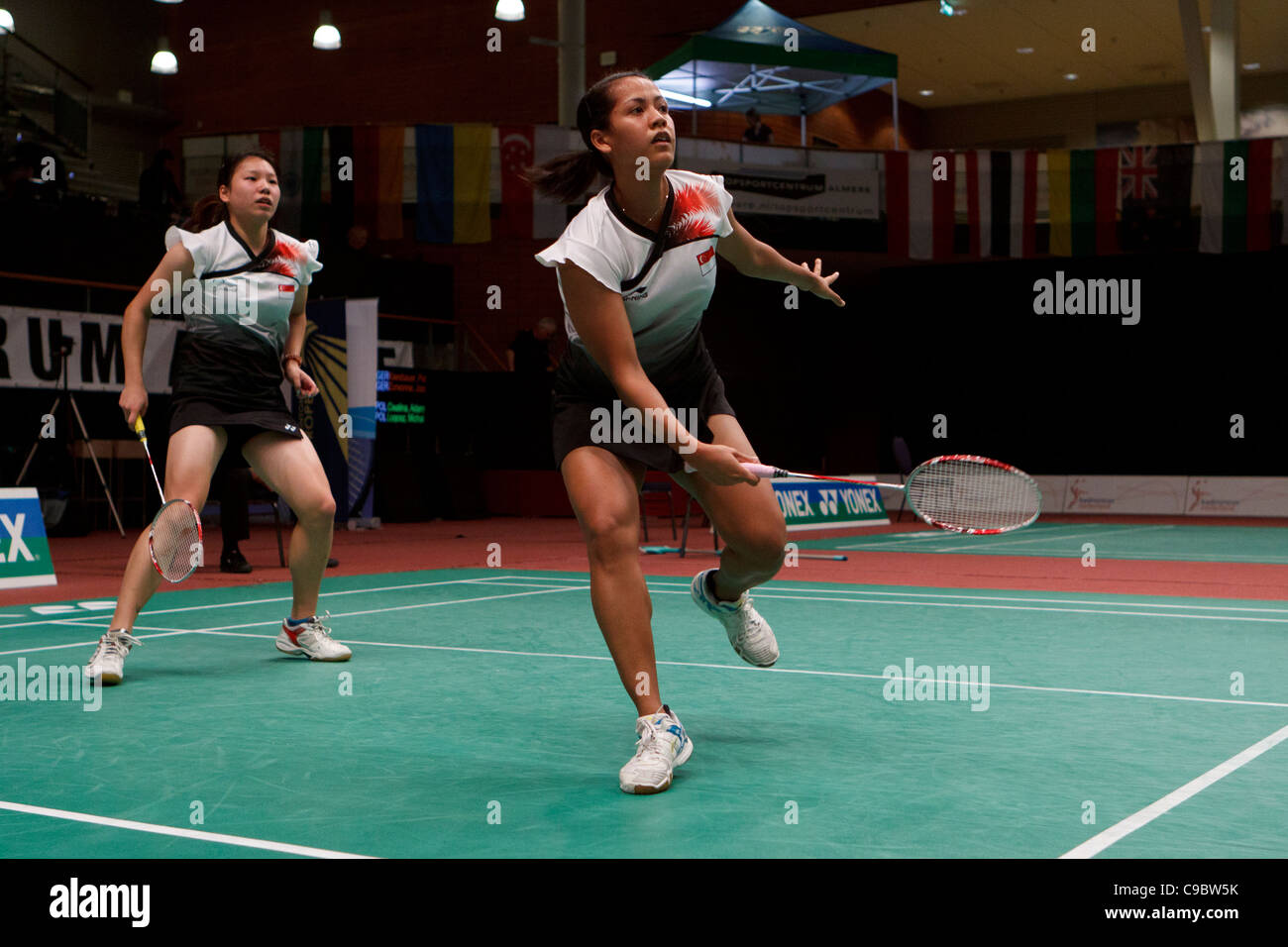 De Badminton Joueurs Lei Yao (à gauche) et Shinta Mulia Sari (droite) de Singapour Banque D'Images De Badminton Joueurs Lei Yao (à gauche) et Shinta Mulia Sari (droite) de Singapour Banque D'Images
