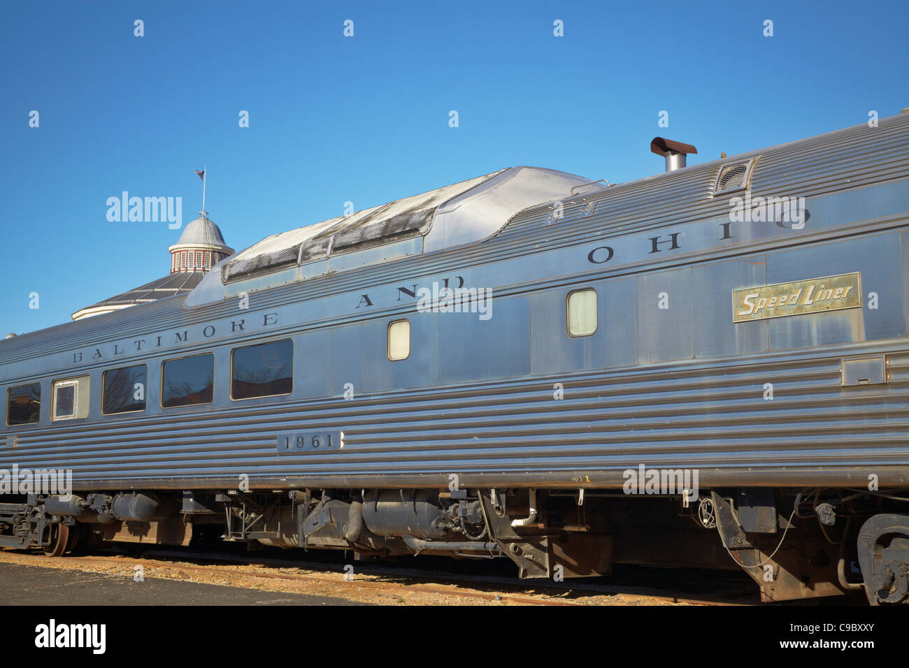 Un Baltimore & Ohio Speedliner train voiture passager sur l'affichage à l'extérieur du B&O Railroad Museum, Baltimore, Maryland. Banque D'Images