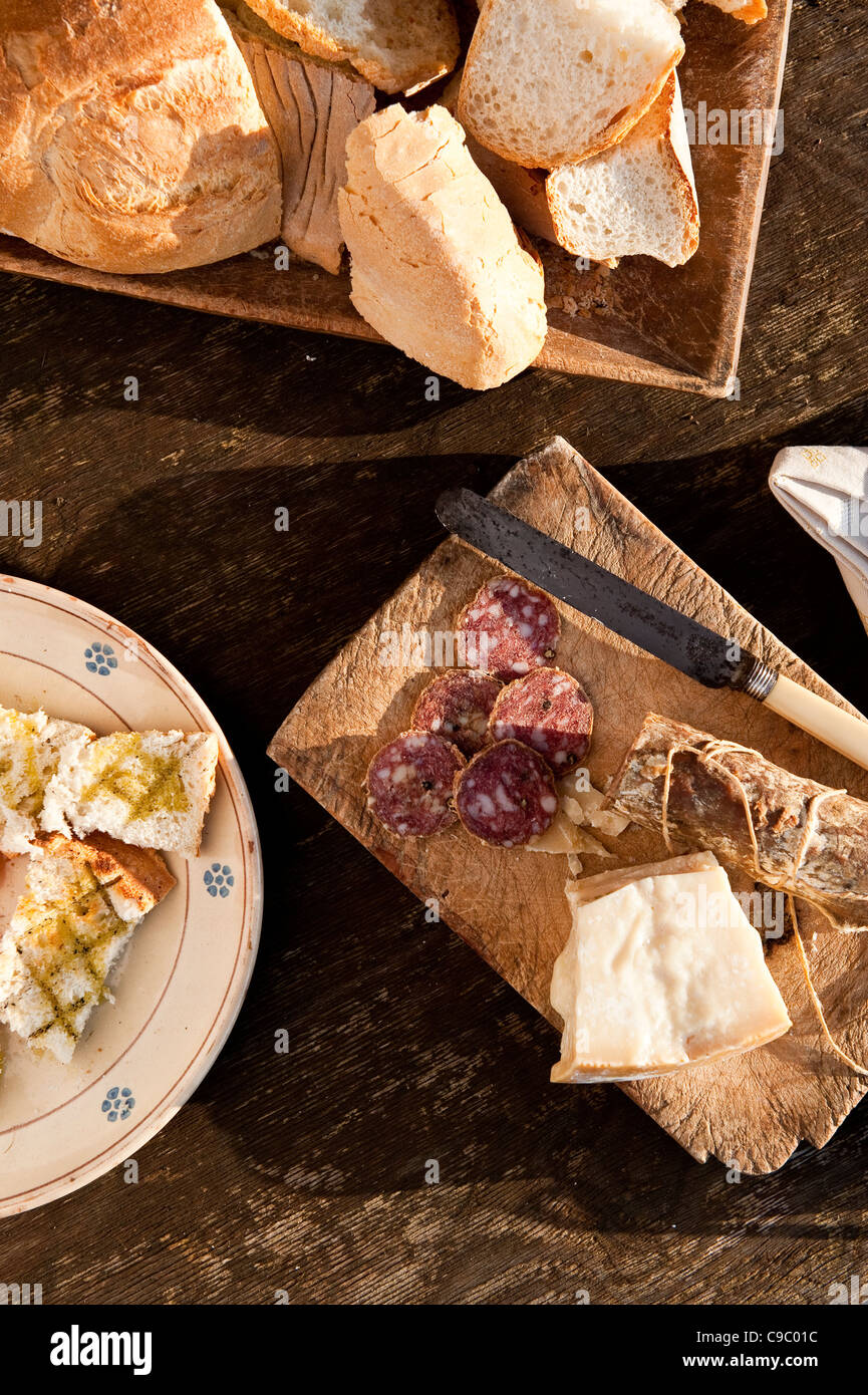 Une cuisine typiquement italienne, salami, bruschetta, pain, fromage, huile d'olive, sur une table de bois rustique, Ombrie, Italie Banque D'Images