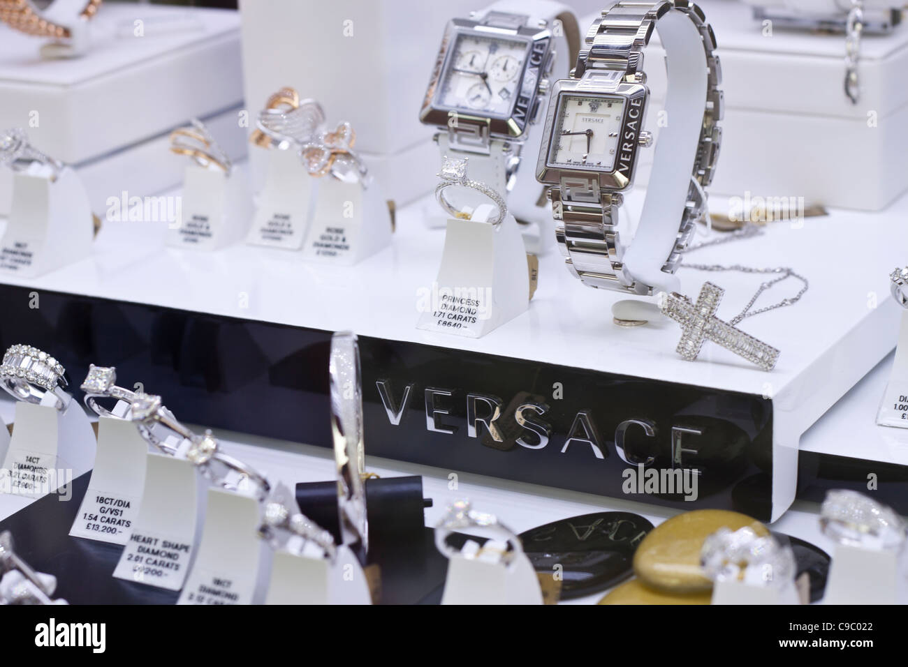 Détail de la boutique Versace affiche la fenêtre de bagues à diamant de luxe et de regarder. Banque D'Images