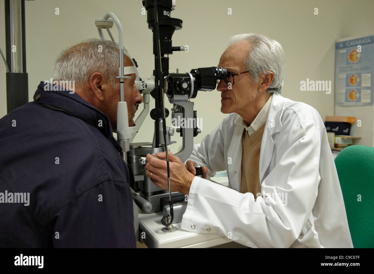 Médecin effectuant l'essai d'oeil sur un patient Banque D'Images