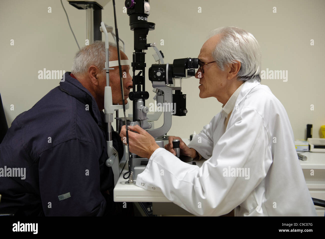 Médecin effectuant l'essai d'oeil sur un patient Banque D'Images