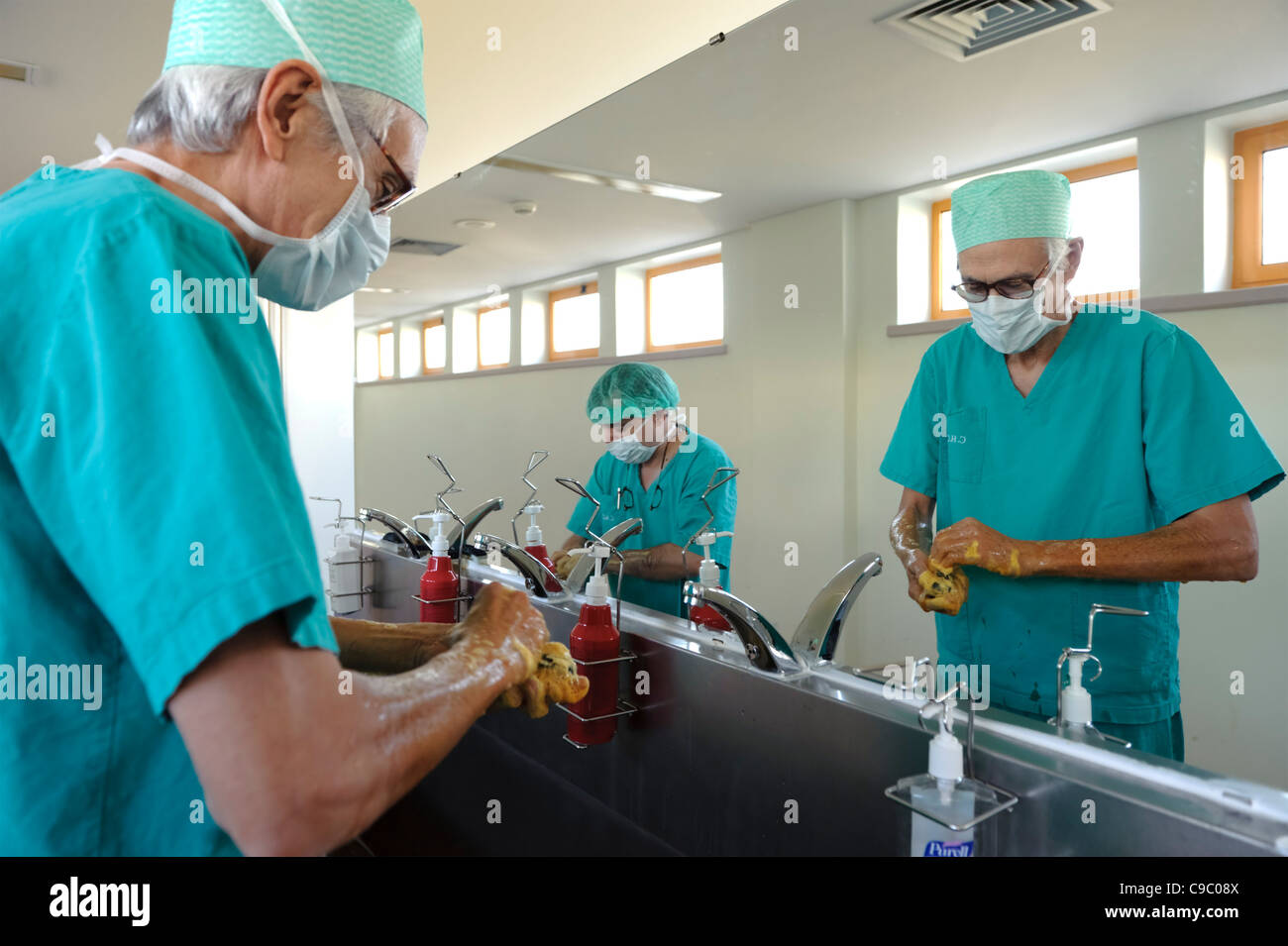 Le lavage des mains des chirurgiens et à laver avant la chirurgie Banque D'Images