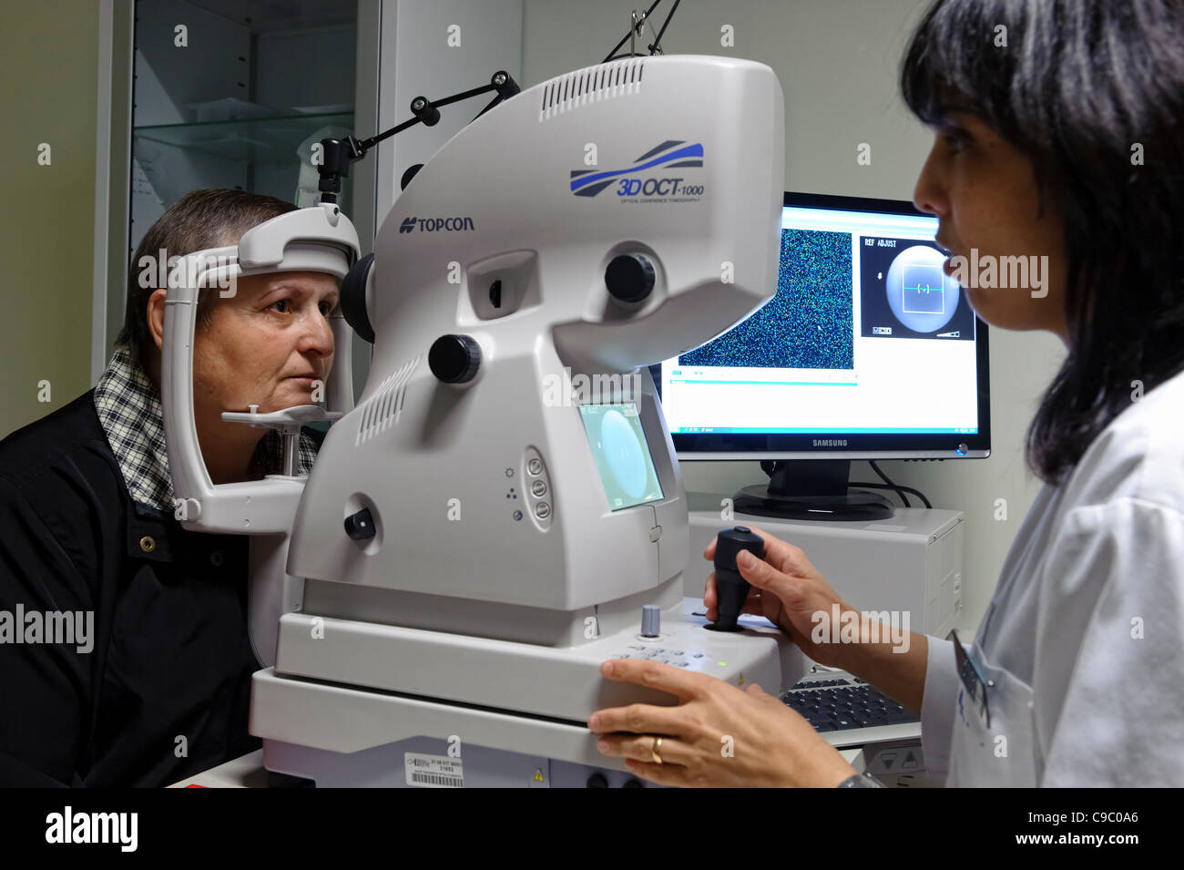 La tomographie par cohérence optique examen d'oeil à l'aide d'un équipement médical Topcon OCT-1000 Banque D'Images