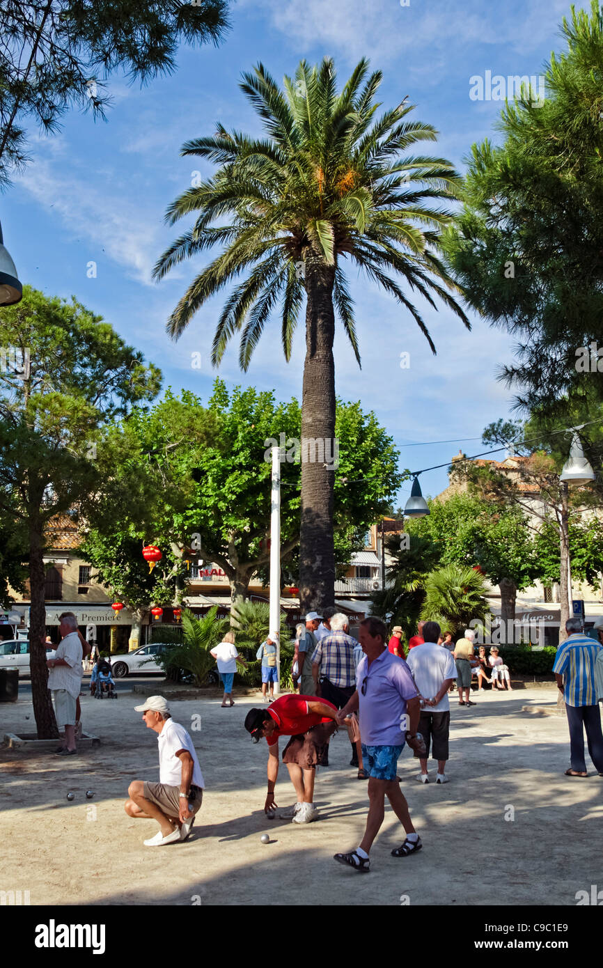 Les hommes jouant pétanque à Saint Maxime, France du sud, le Français Reviera Banque D'Images