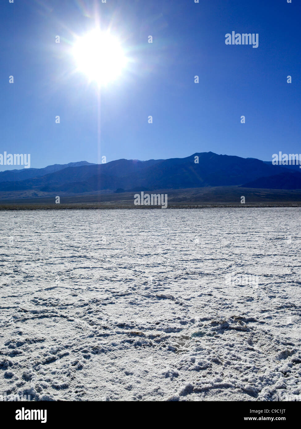 La boue craquelée séchées et Sun, la Death Valley en Californie, USA Banque D'Images