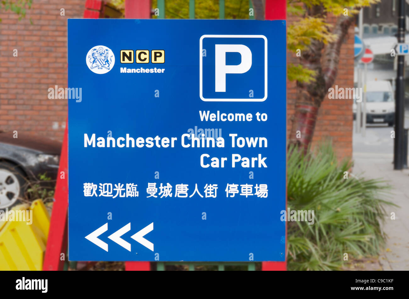 Inscription en anglais et l'écriture chinoise dans un parking, Chinatown, Manchester, Angleterre, RU Banque D'Images