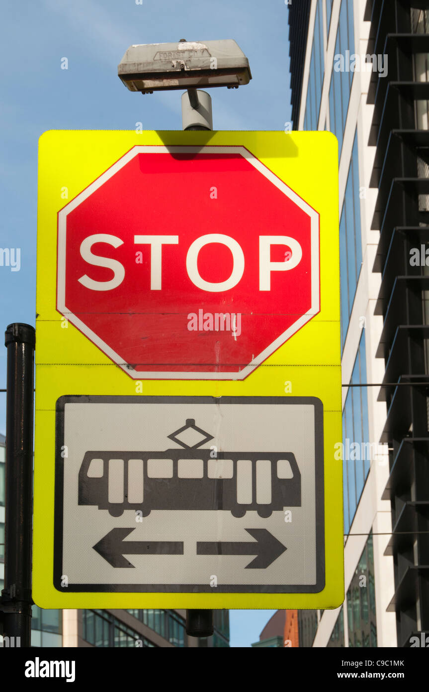 Arrêt de tramway avec symbole. À la jonction de la rue Nicholas et Mosley Street, Manchester, Angleterre, RU Banque D'Images