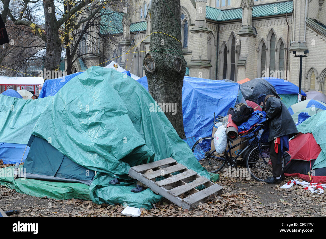 21 novembre 2011, en avant de la plupart des autres, un manifestant non identifiés regroupe jusqu'à préparer libérer St James Park à la suite de la décision rendue ce matin par le juge de la Cour supérieure de l'Ontario David Brown, confirmant le camp de tentes de Toronto occupent l'expulsion. Banque D'Images