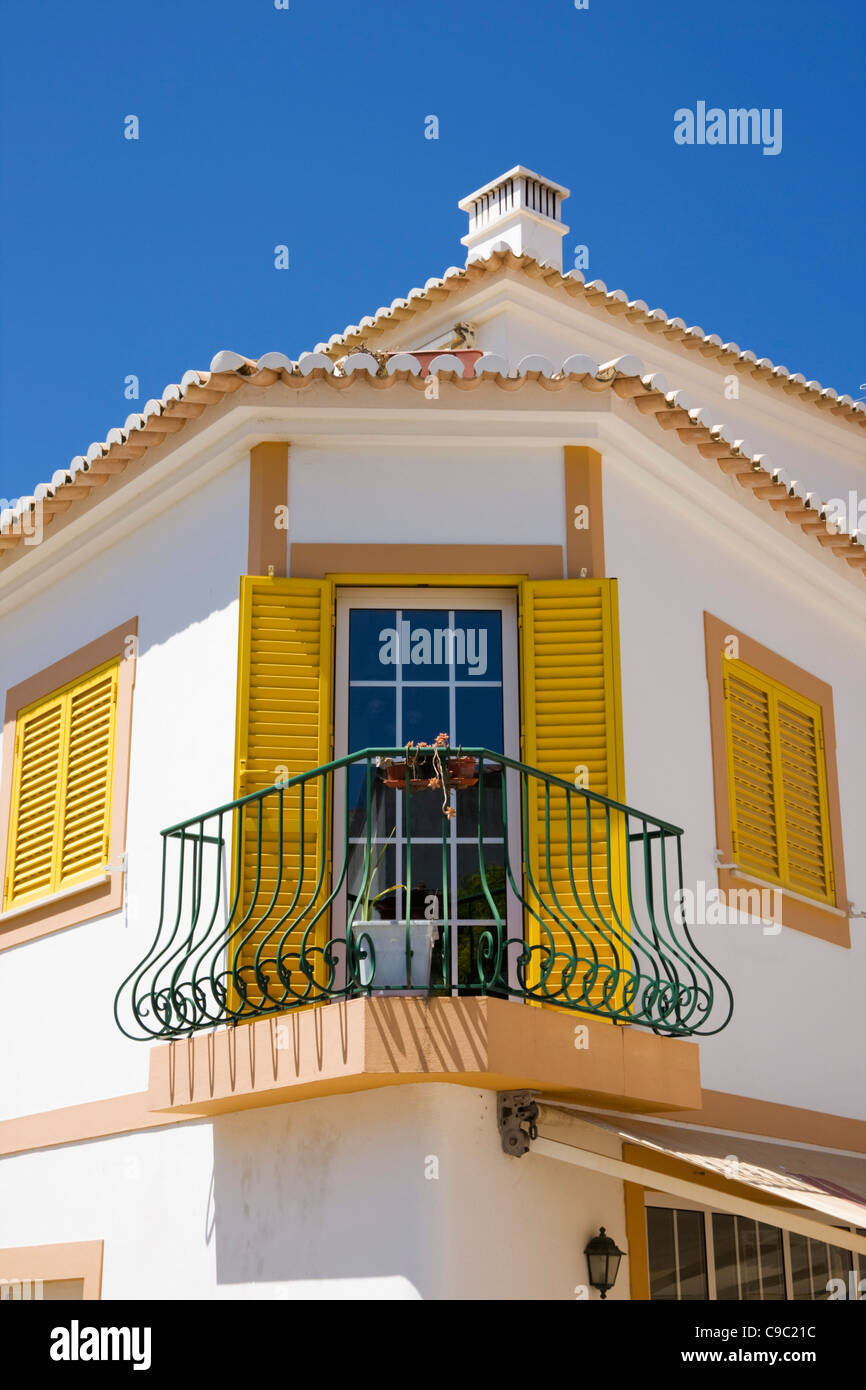 Fenêtre avec volets jaune et bleu ciel, Lagos, Algarve, Portugal Banque D'Images