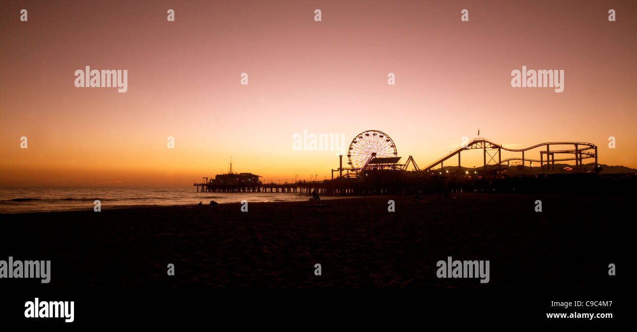 Californie - la jetée de Santa Monica avec sa grande roue lumineuse sur la côte du Pacifique au coucher du soleil. Banque D'Images