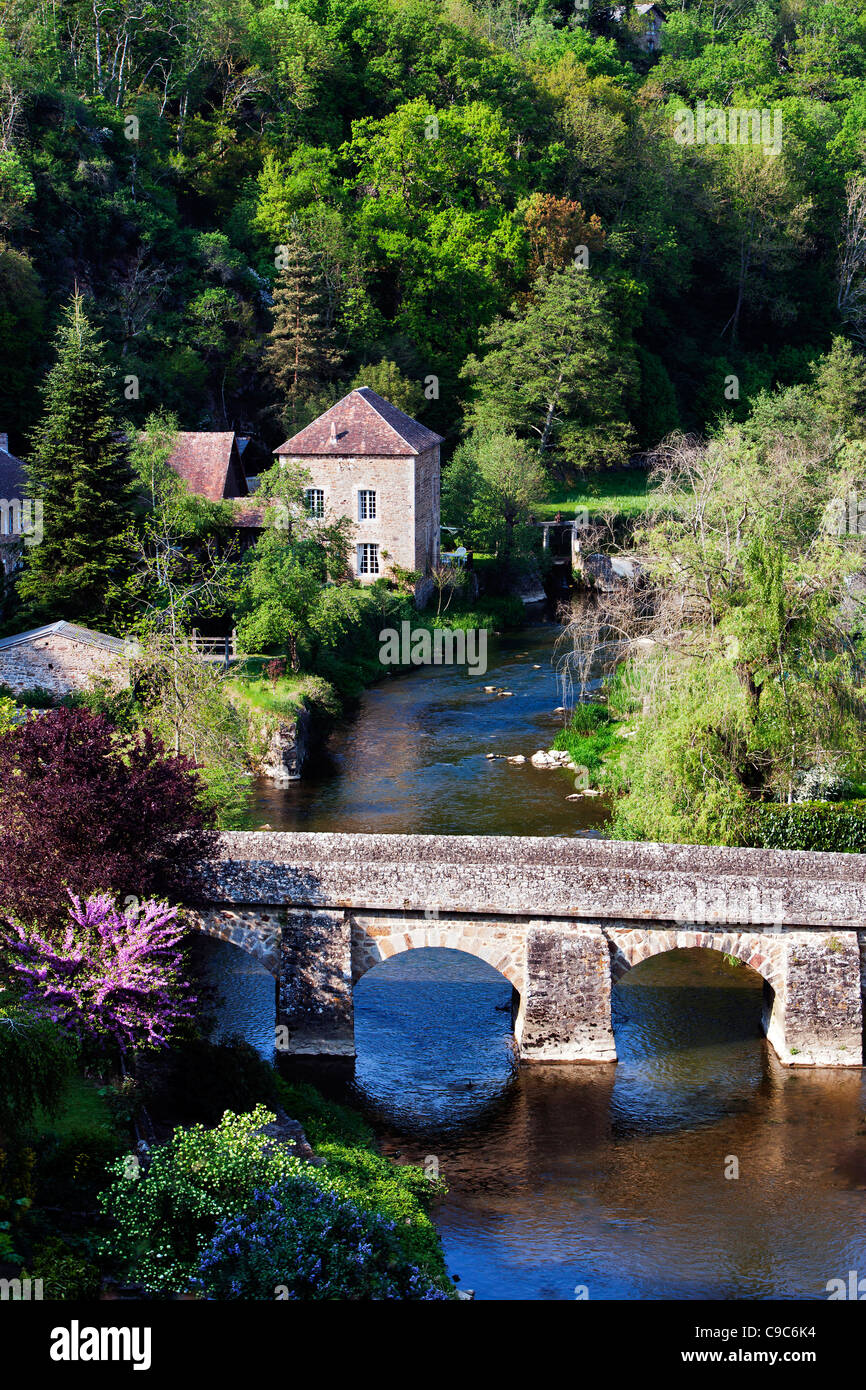 Pont médiéval en pierre et maison en pierre au bord de la rivière, le village de Saint-Céneri-le-Gérei, Alpes Mancelles, Orne, Basse-Normandie, France Banque D'Images