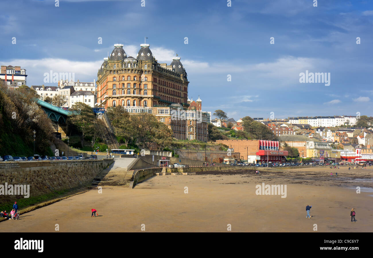 Scarborough Bay avec Grand Hôtel en face de l'estran. Banque D'Images