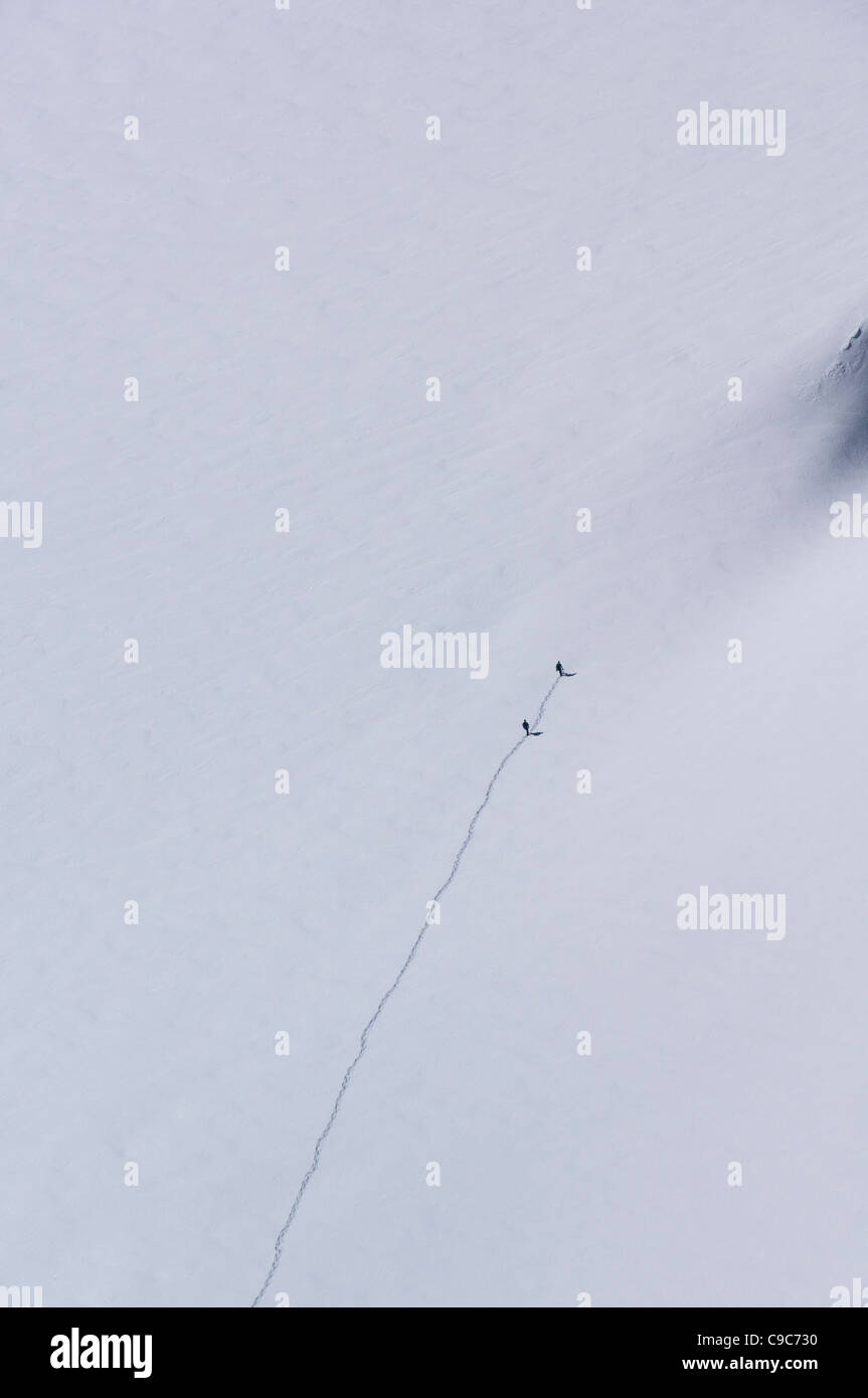 Deux alpinistes font leur chemin à travers la neige vierge dans la neige sur les flancs du Mont Blanc Banque D'Images