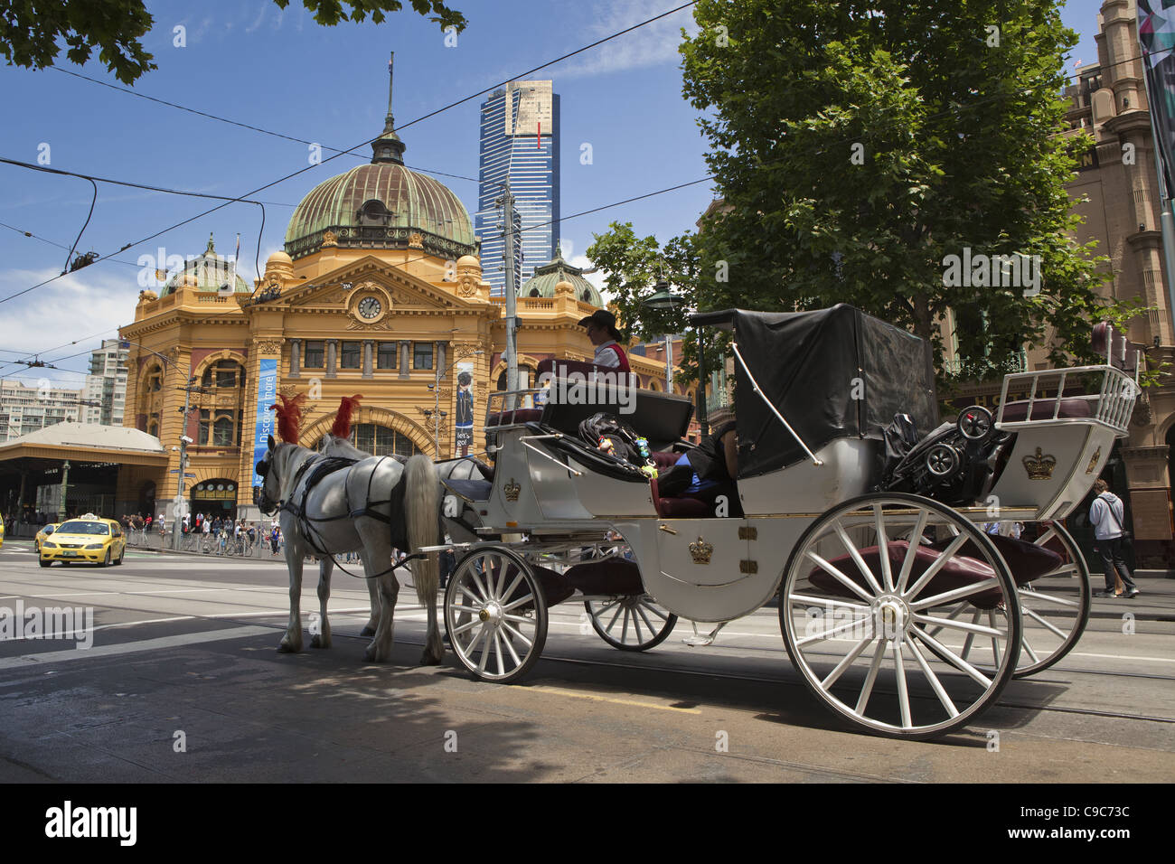 Journée ensoleillée sur la ville de Melbourne les systèmes de transport public. La calèche touristique autour de la zone de la CDB, en face de la Flinders Banque D'Images