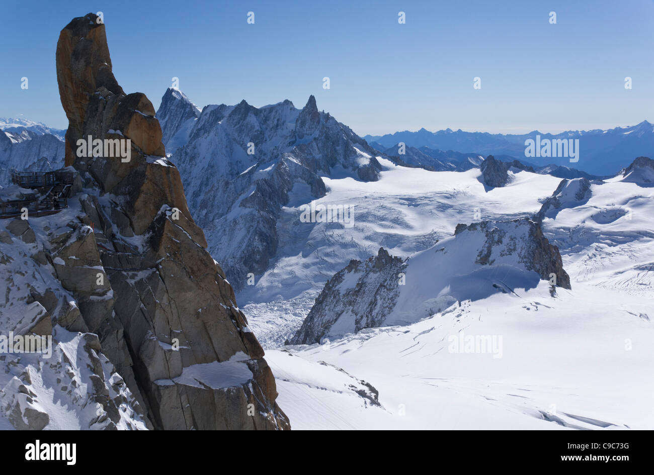 Vue sur la neige et sommets des Alpes italiennes et françaises de l'Aiguille du Midi Banque D'Images