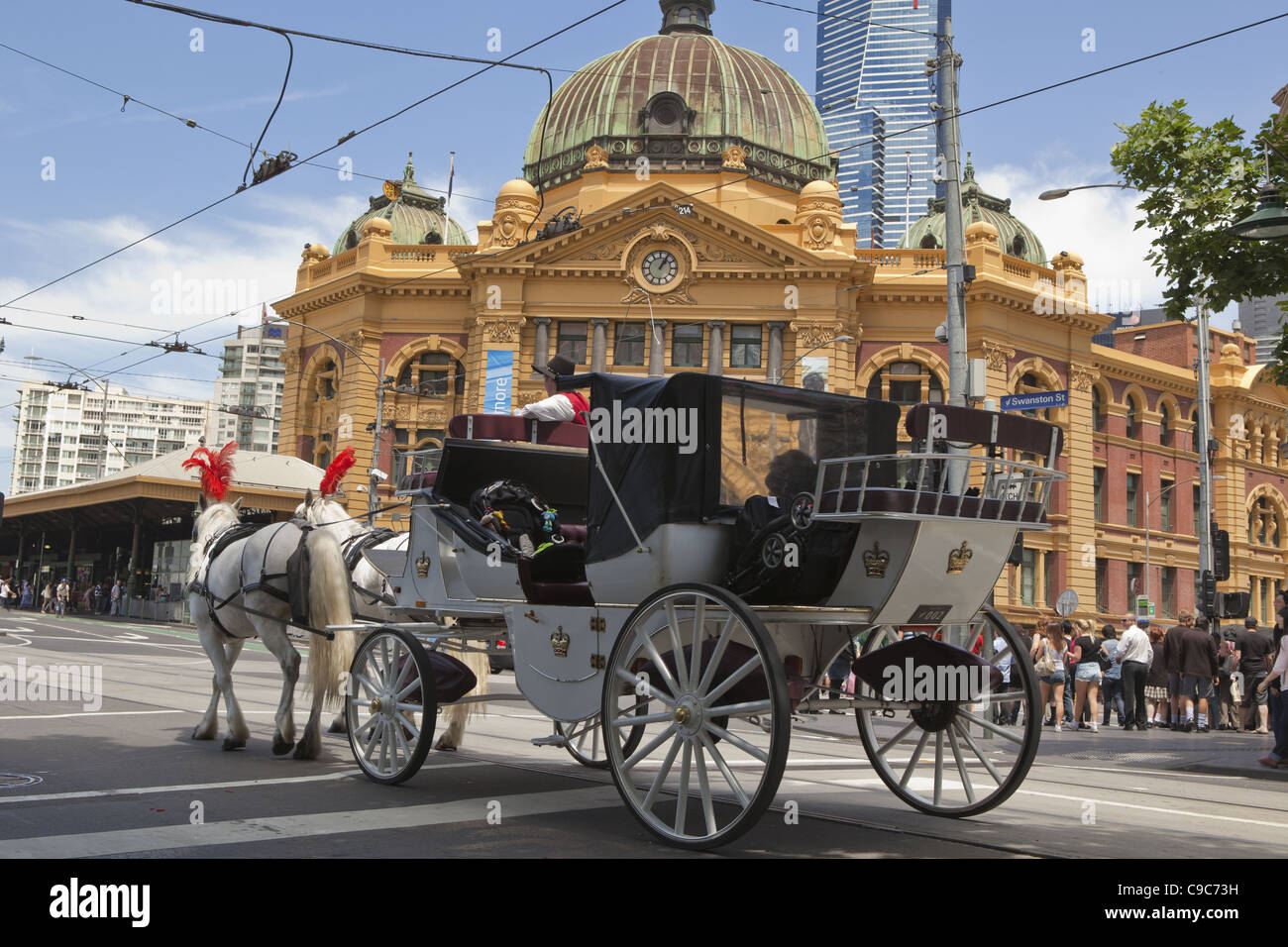 Sunny Melbourne journée sur les systèmes de transport public de la ville. la calèche pour cheval autour du CBD Flinders Street Banque D'Images