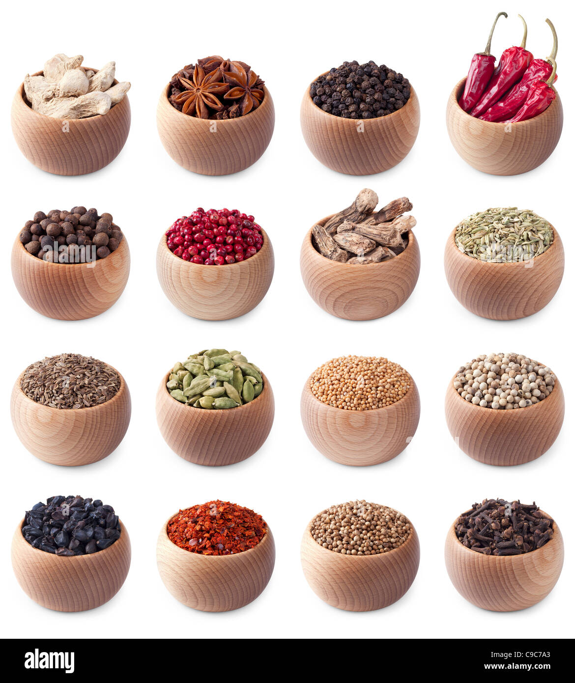 Ensemble de bols en bois plein de différentes épices isolé sur fond blanc Banque D'Images