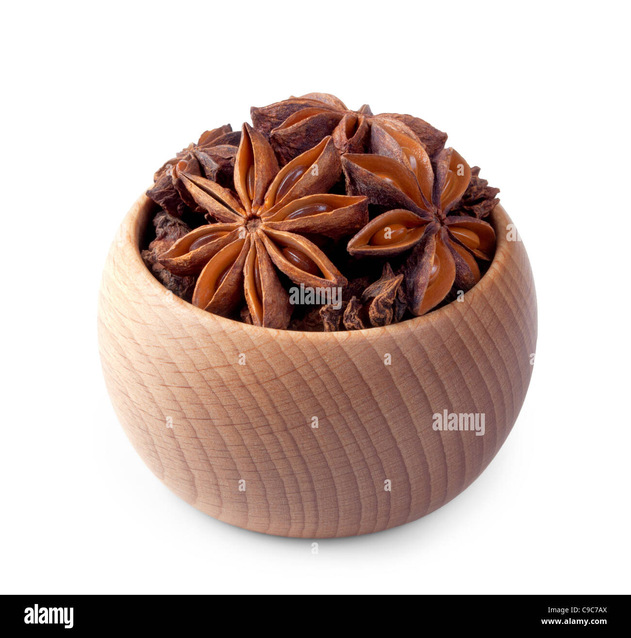 Bol en bois pleine d'anis étoile isolé sur fond blanc Banque D'Images