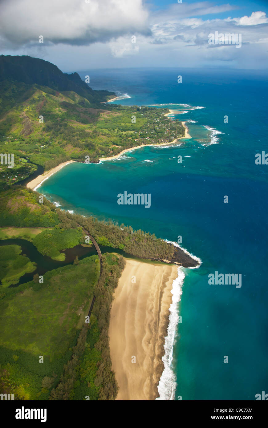 Kauai, Hawaii, antenne de la côte Napali pittoresque paysage montrant des kilomètres de plages désertes Banque D'Images