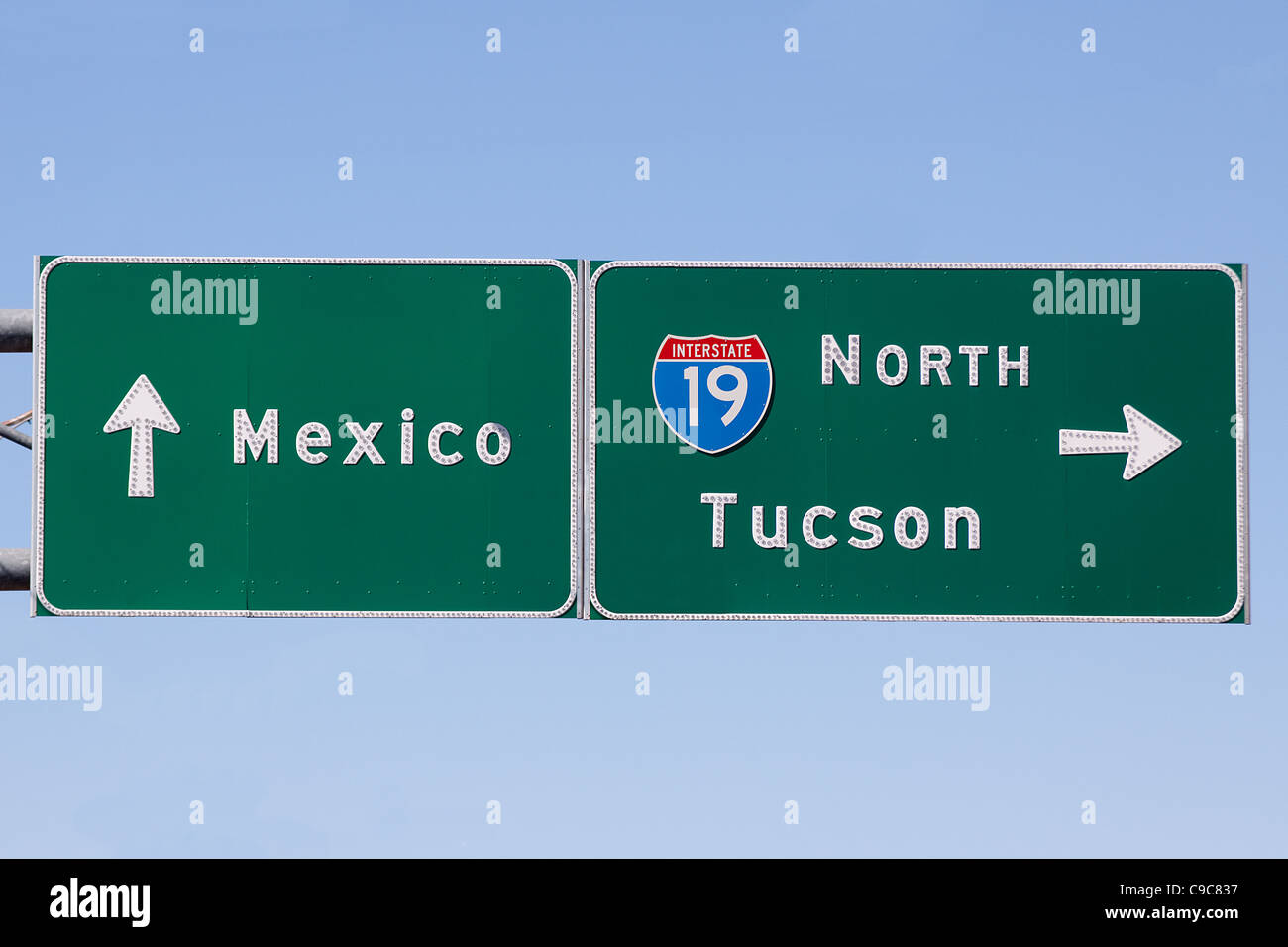 Panneau indiquant la route entre Nogales, Mexique et Tucson, Arizona Banque D'Images