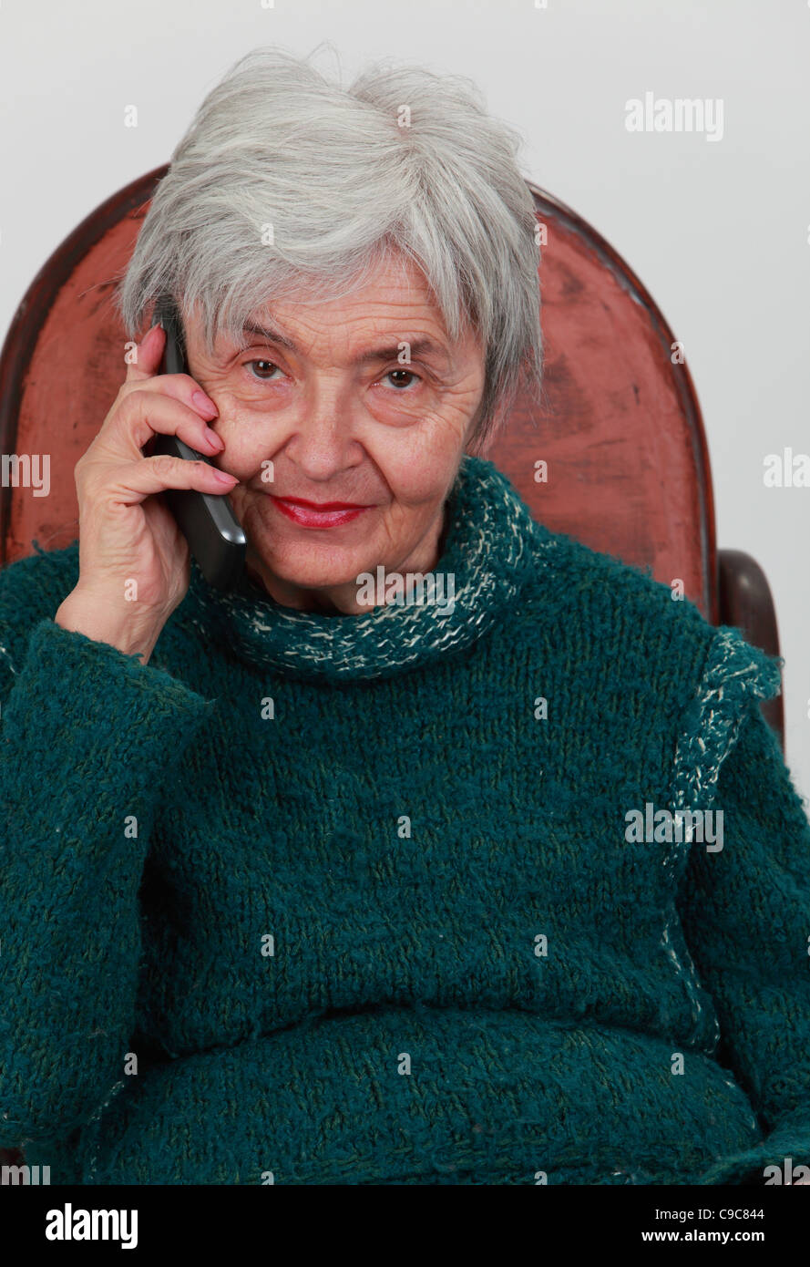 Portrait d'une vieille femme à l'aide d'un téléphone mobile. Banque D'Images