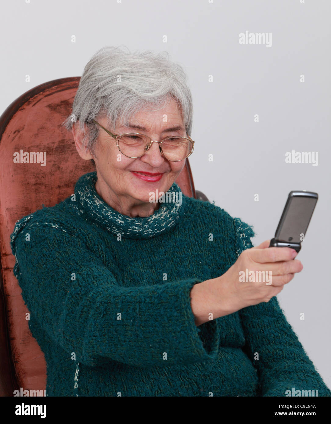 Portrait of a senior woman taking photos avec un téléphone mobile. Banque D'Images