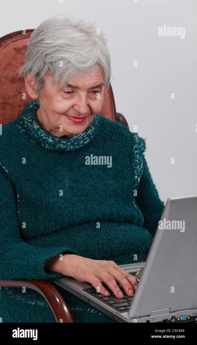 Close-up image of a senior woman à l'aide d'un ordinateur portable. Banque D'Images