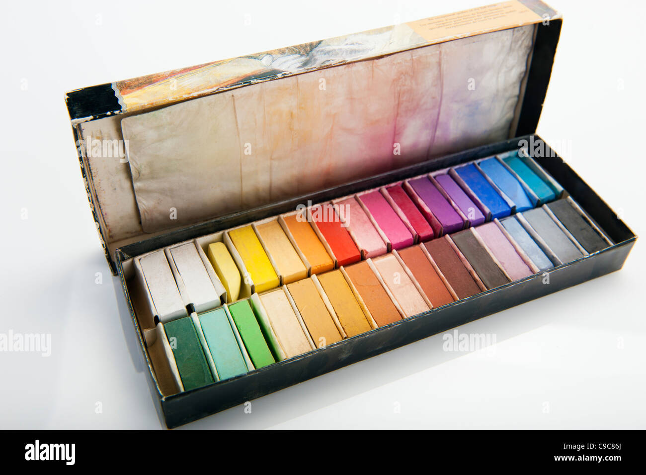Une boîte ouverte de pastels d'artiste, fournitures d'art. Banque D'Images