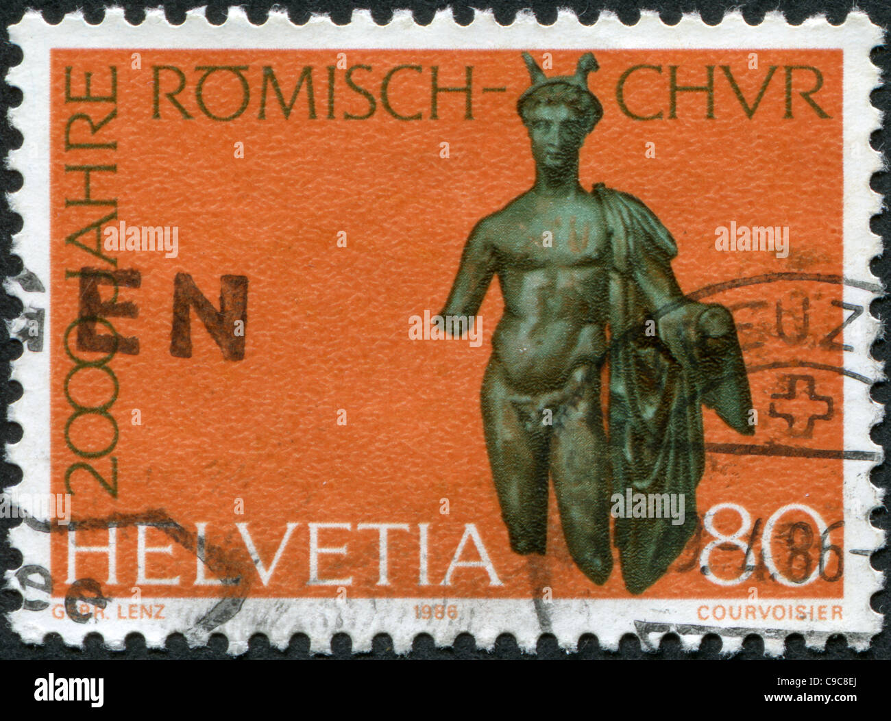 Suisse 1986 : timbre imprimé en Suisse, dédiée à l'adieu au deuxième millénaire Coire romain, bronze sculpture dépeint dieu Mercure Banque D'Images