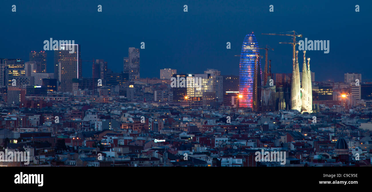 Vue sur la tour Agbar, la Sagrada Familia et le Forum de nuit, Barcelone, Espagne Banque D'Images