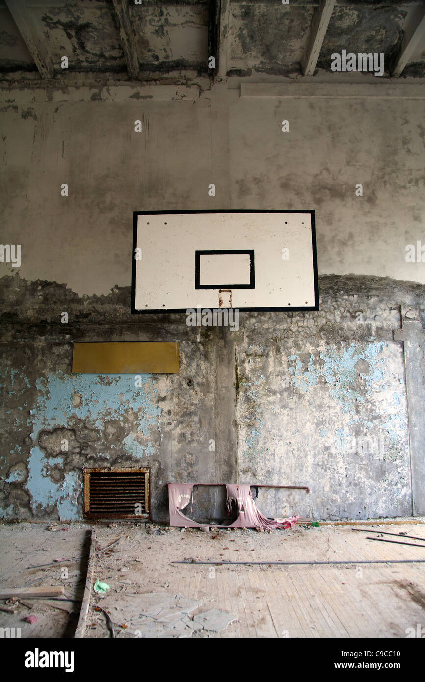 La salle de sport avec un terrain de basket à l'école intermédiaire du Pripyat Sportivnaya Street, Pripyat zone d'exclusion de Tchernobyl l'Ukraine Banque D'Images