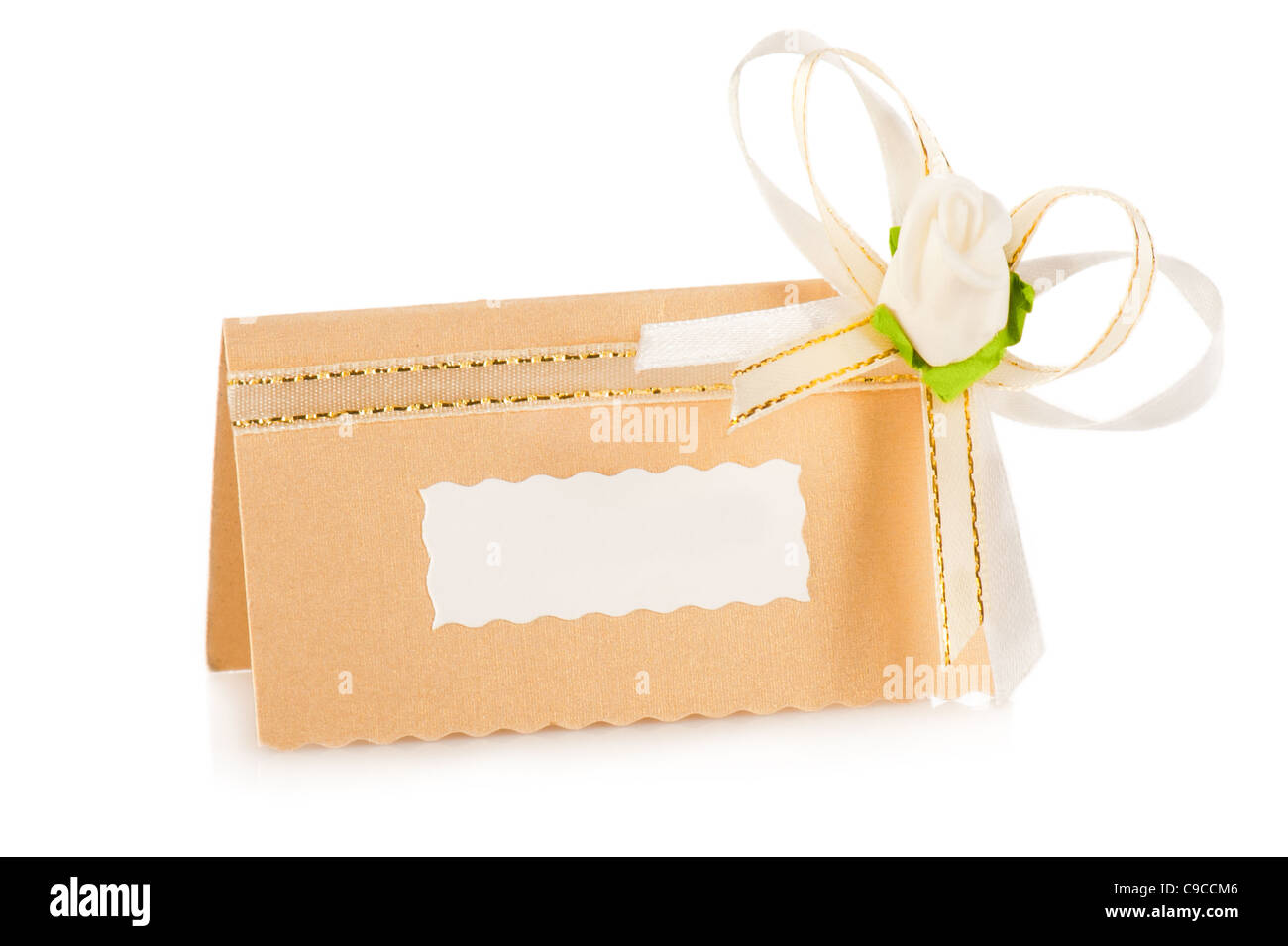 Décor de mariage. Carte d'invitation avec décoration de perles roses et boutonnière sur fond blanc Banque D'Images