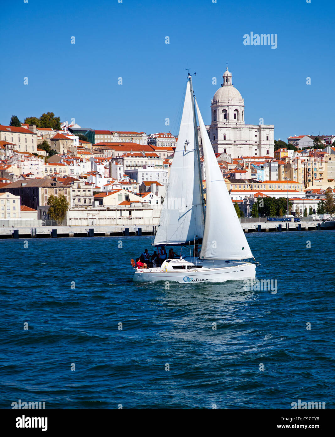 Voile sur le Tage avec en arrière-plan d'Alfama Lisbonne Portugal Europe Banque D'Images