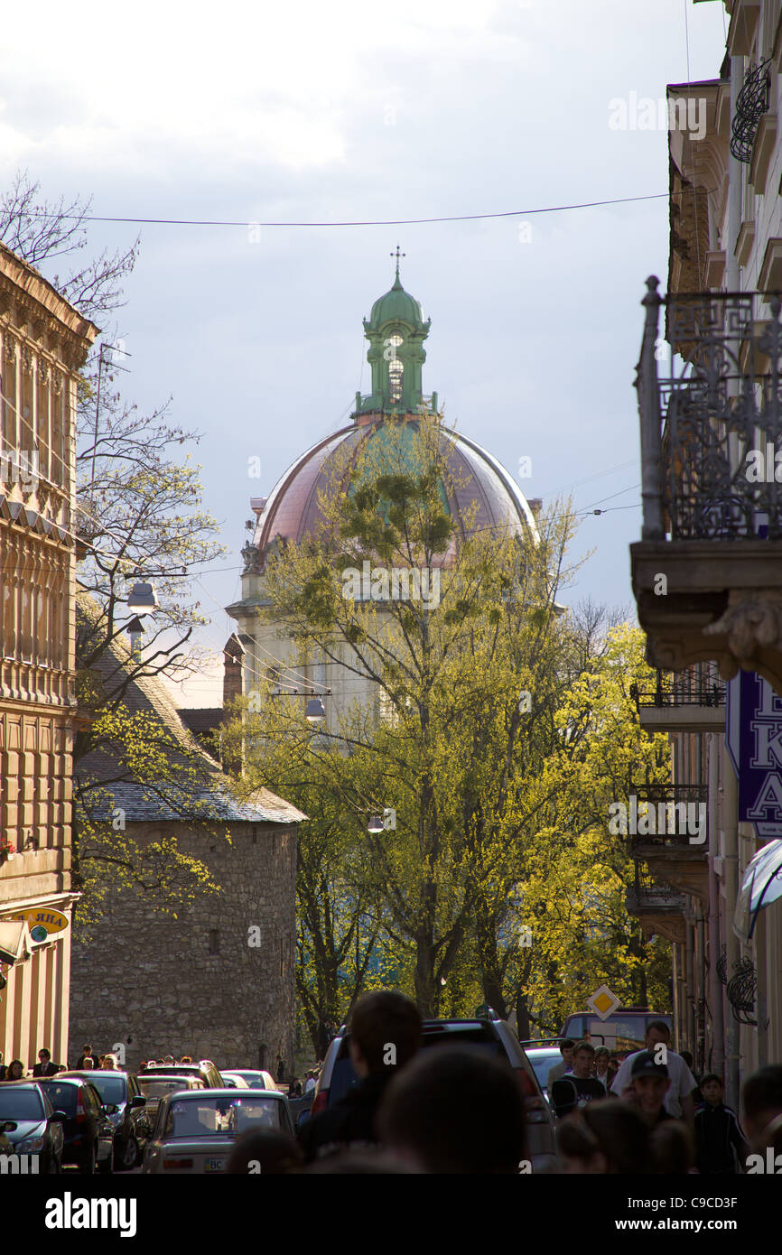 Scène de rue à Kiev en Ukraine, à la République dominicaine vers l'Église latine Banque D'Images