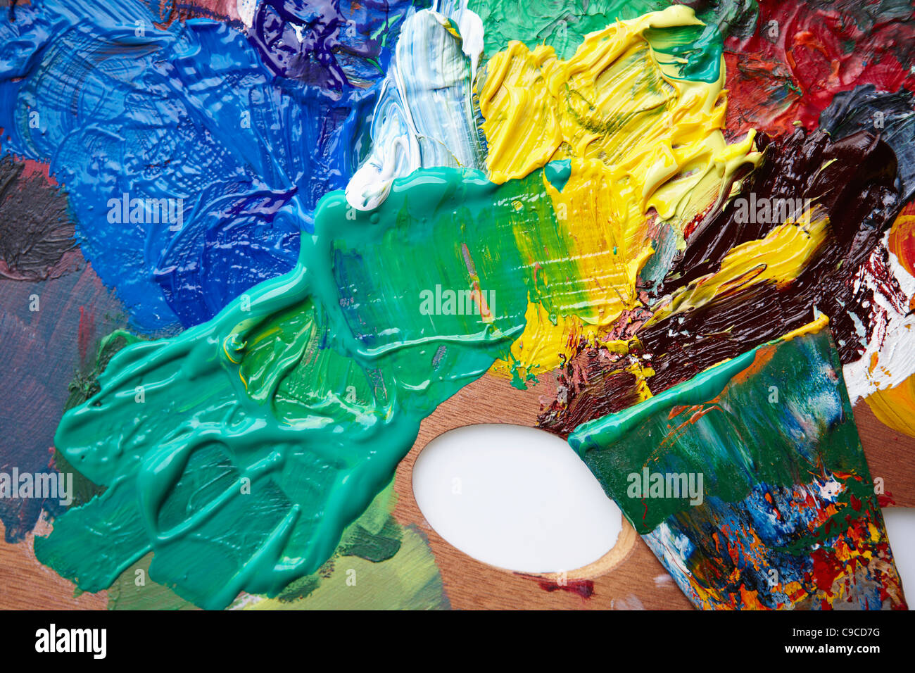 Diverses peintures de couleur sur une palette en bois Banque D'Images