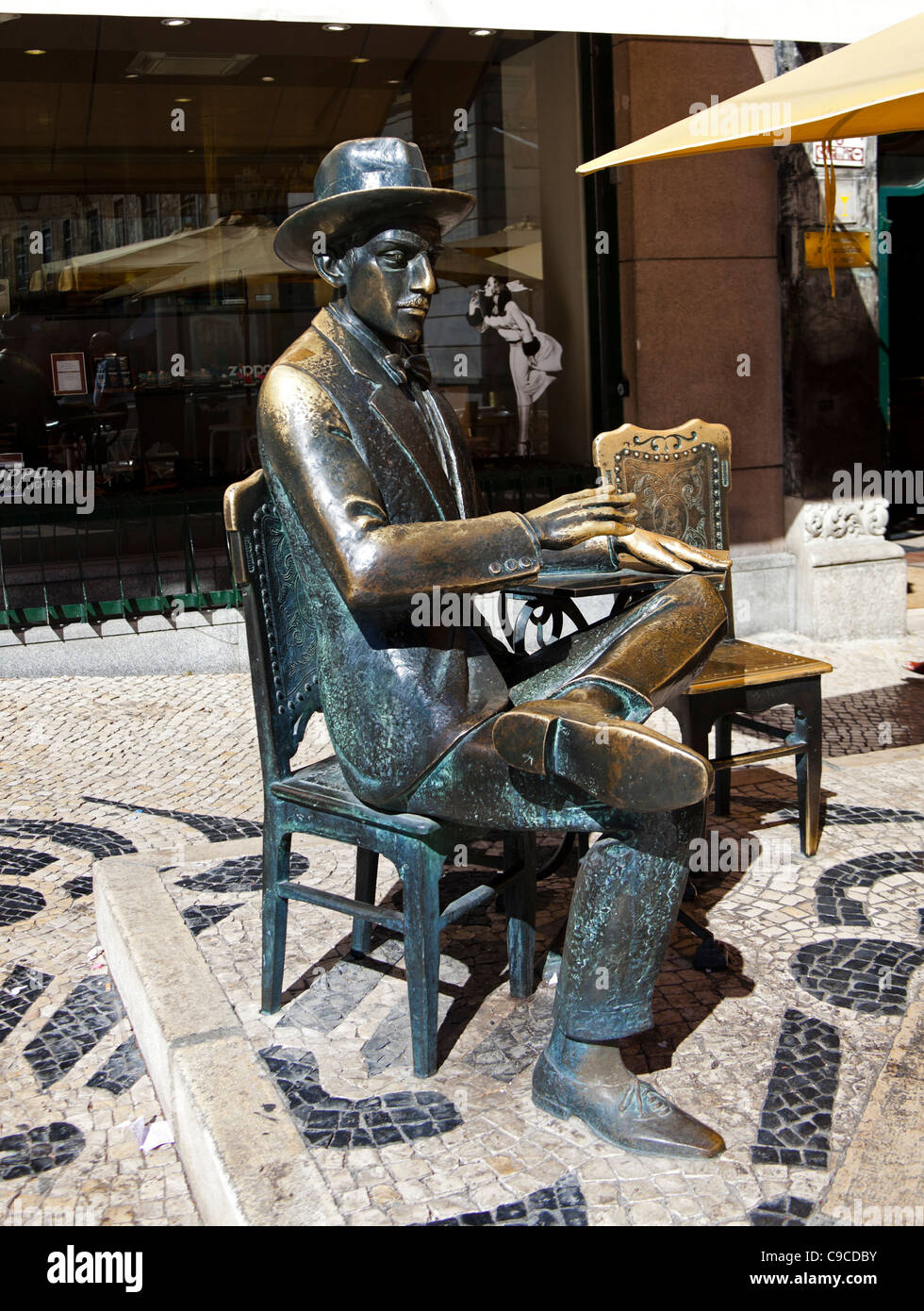 Statue en bronze de l'écrivain Fernando Pessoa l'extérieur Café Brasileira, Europe Portugal Lisbonne Banque D'Images