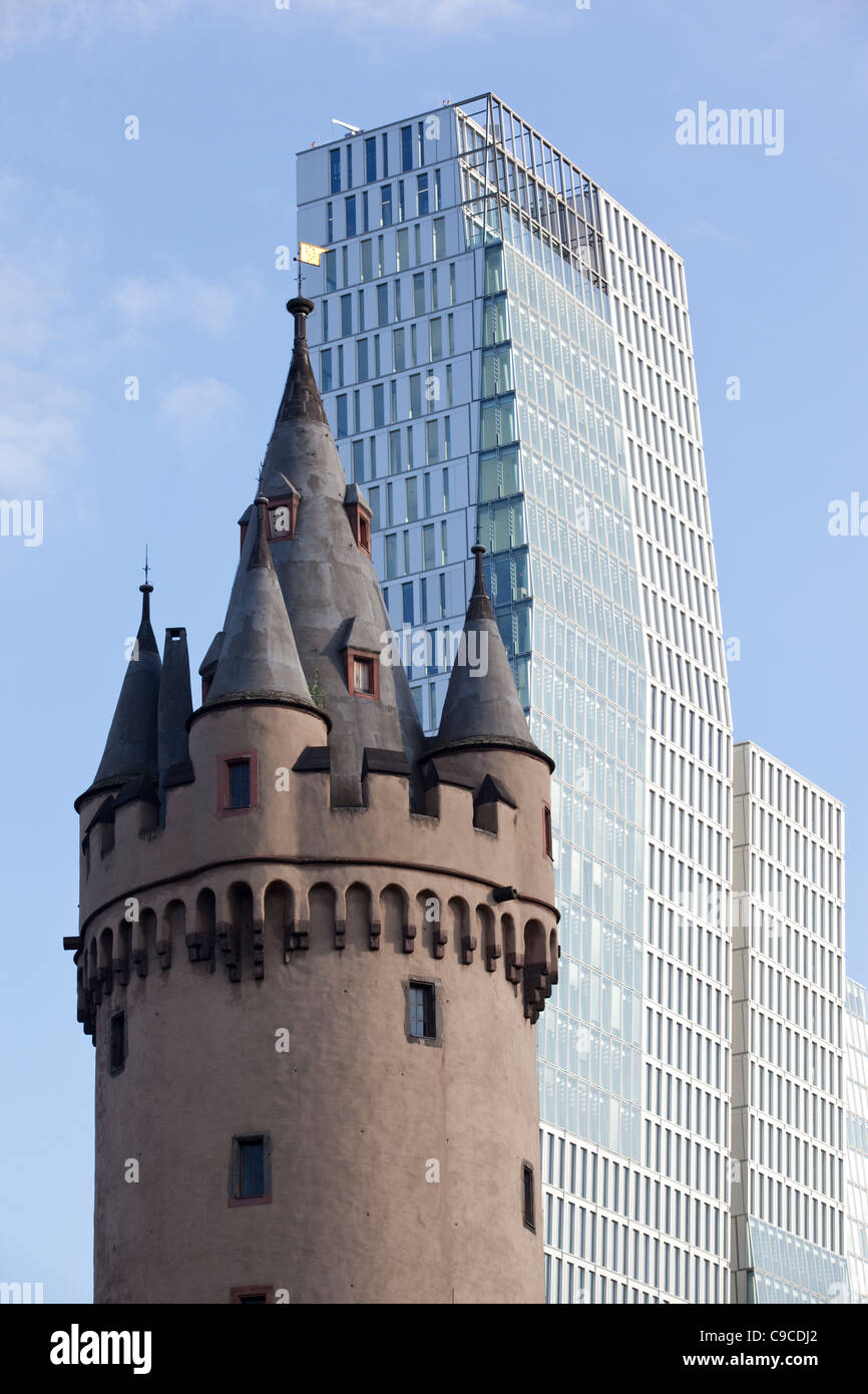 Eschenheimer Turm tour médiévale en face de la ville moderne de Francfort en Allemagne. Photo:Jeff Gilbert Banque D'Images