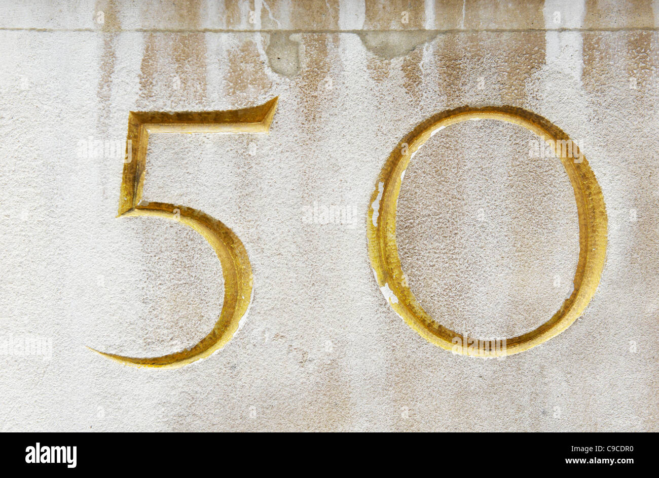 Le nombre 50 gravé dans la pierre sur une adresse à Londres. Banque D'Images