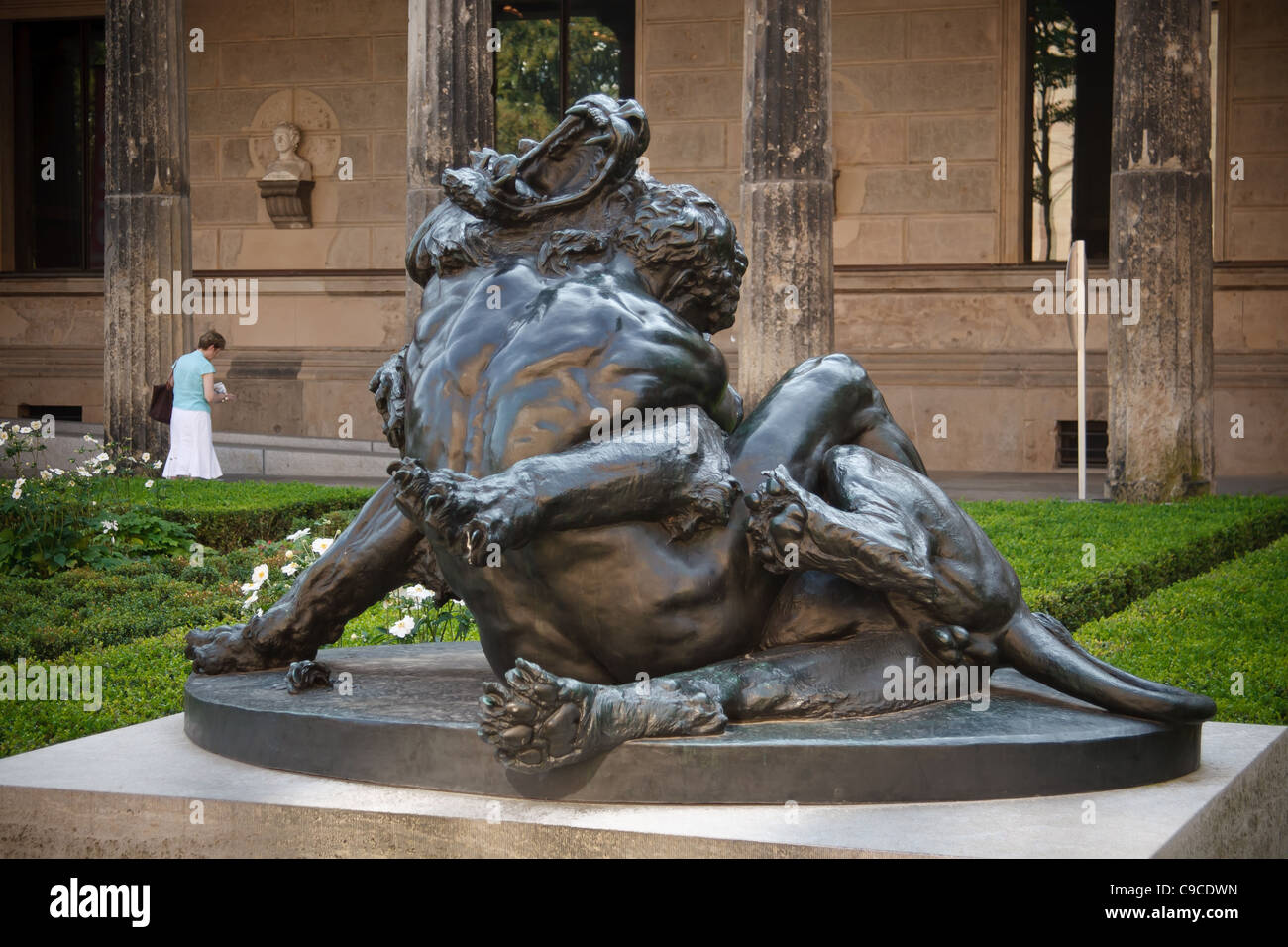 Sculpture en bronze, en face de Neues Museum - un homme se battre avec lion. Berlin, Allemagne. Banque D'Images