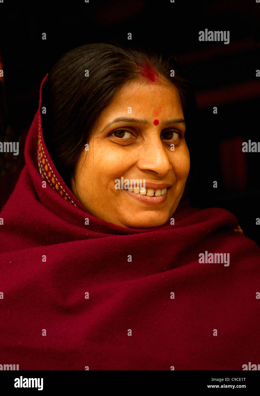 L'Inde, l'Asie du Sud, Portrait of smiling Hindu dame portant le bindi point sur son front. Banque D'Images