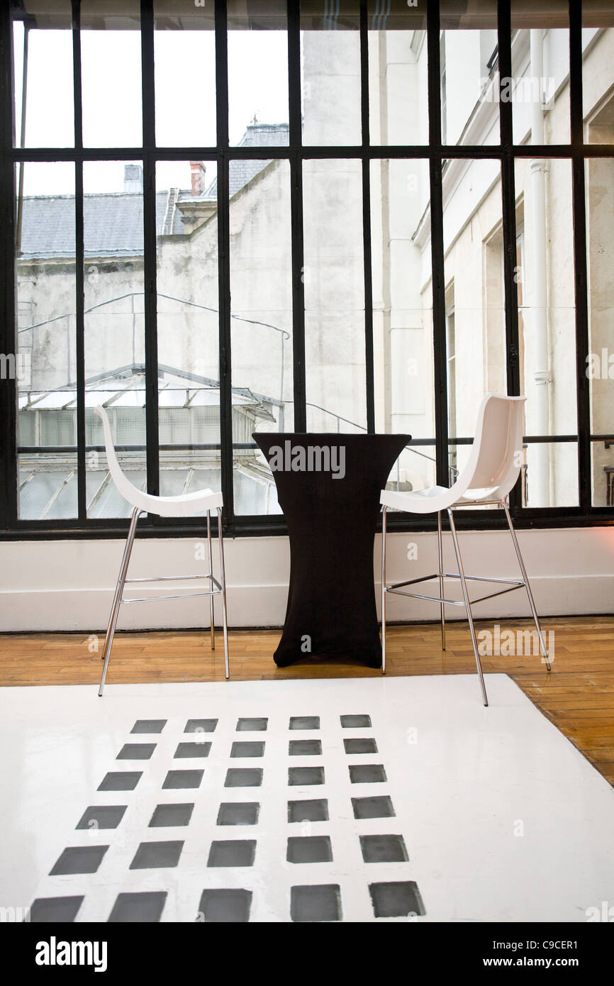 Chaises et table dans un intérieur moderne Banque D'Images