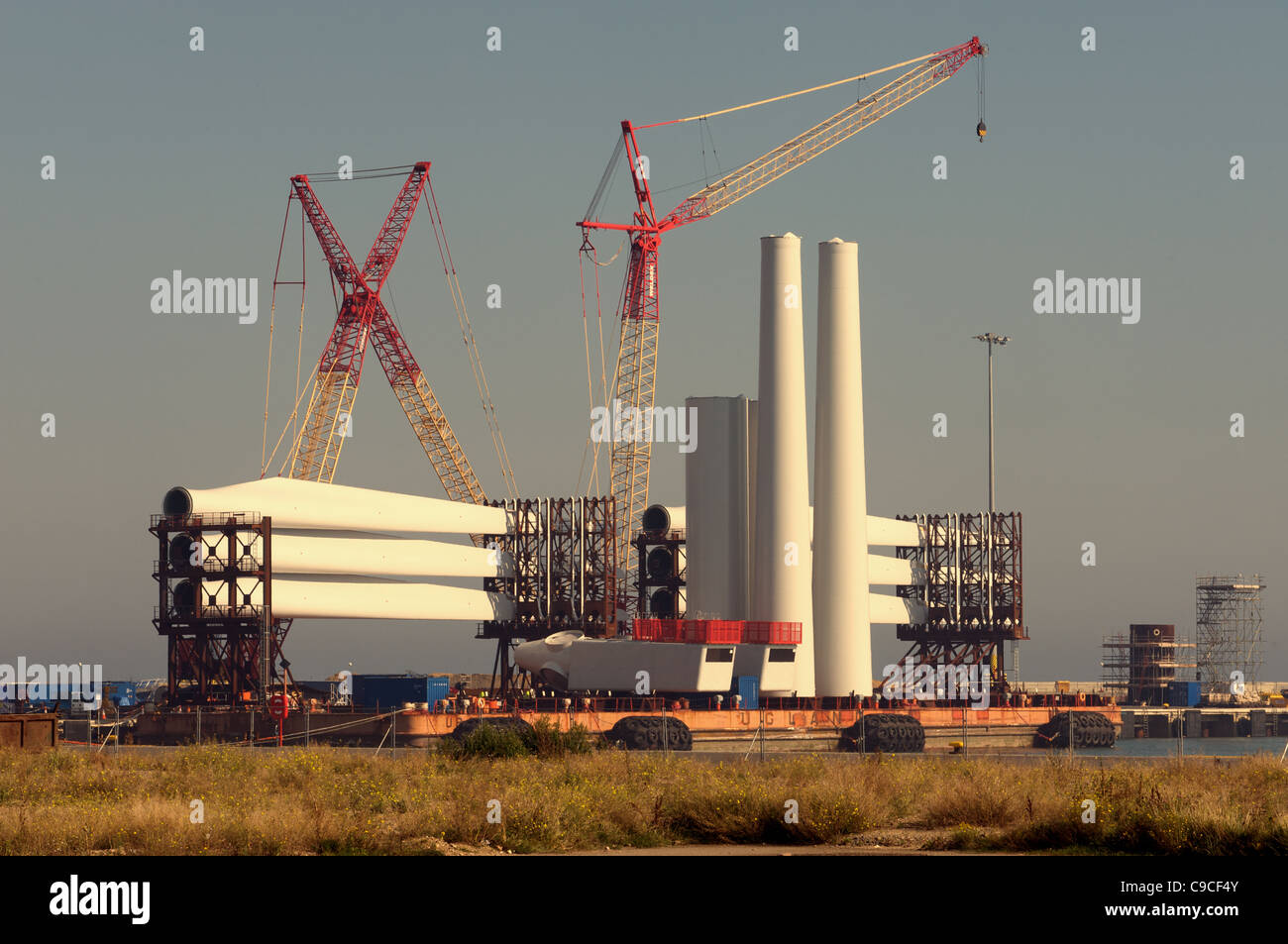 Composantes d'éoliennes d'être transportés jusqu'à un parc éolien offshore, East Port, Great Yarmouth, Norfolk, Royaume-Uni. Banque D'Images