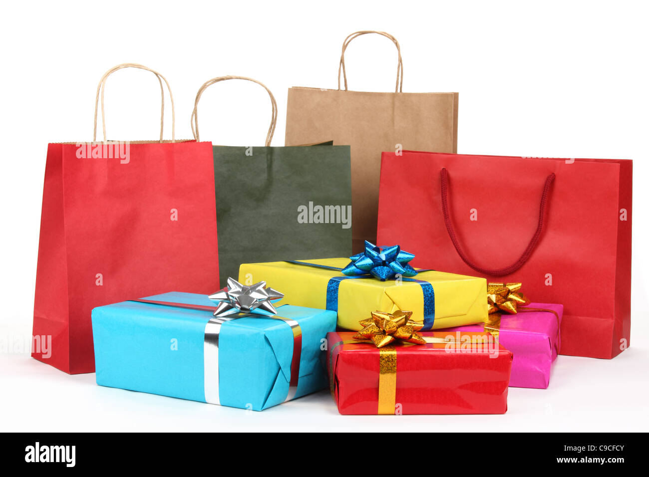 Holiday shopping sacs et coffrets cadeaux sur fond blanc Banque D'Images