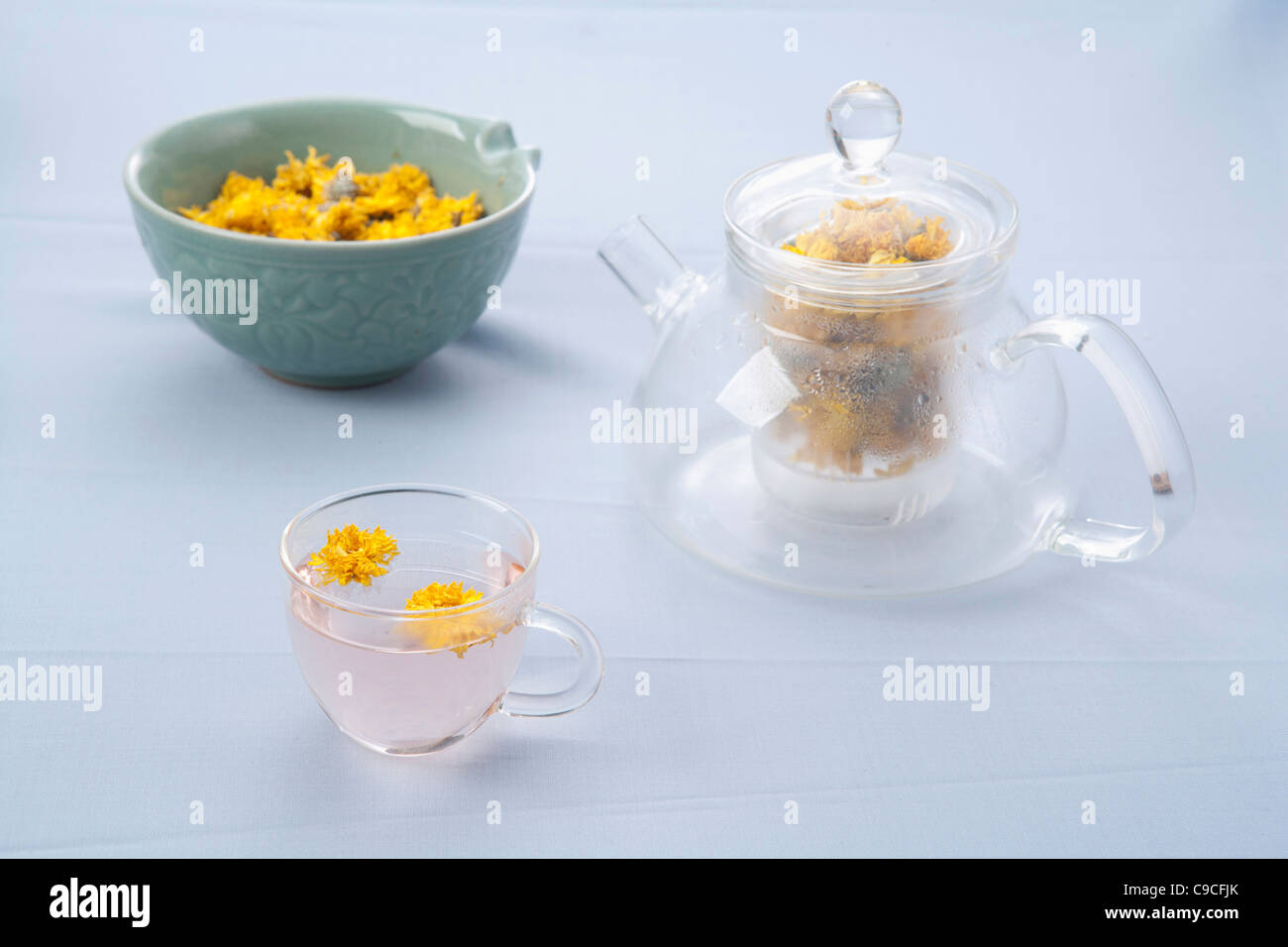 Théière et une tasse de thé de pissenlit et ses fleurs séchées Banque D'Images