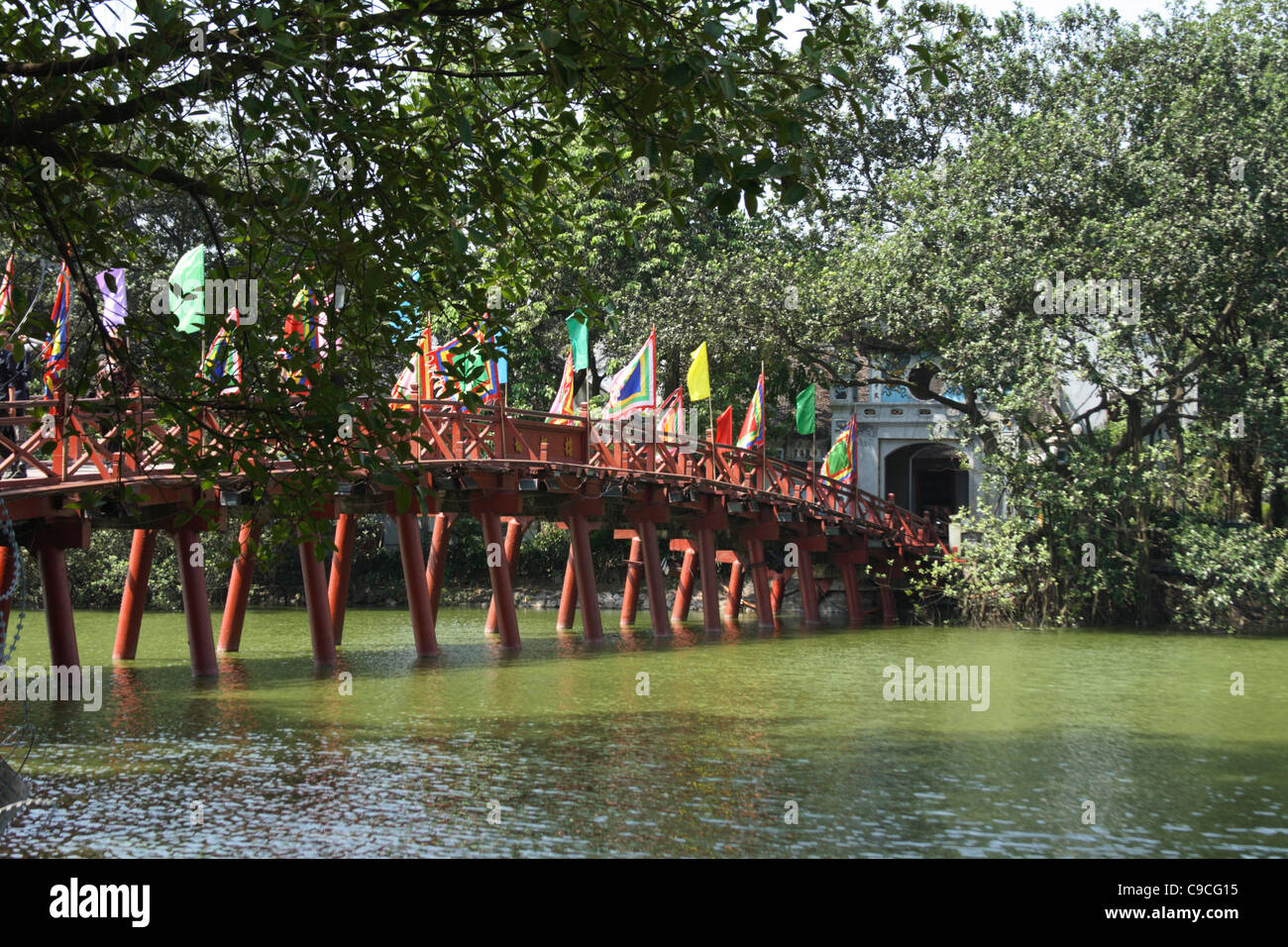 Soleil levant (le pont Huc) au lac Hoan Kiem, Hanoi, qui conduit à le temple Ngoc Son Banque D'Images