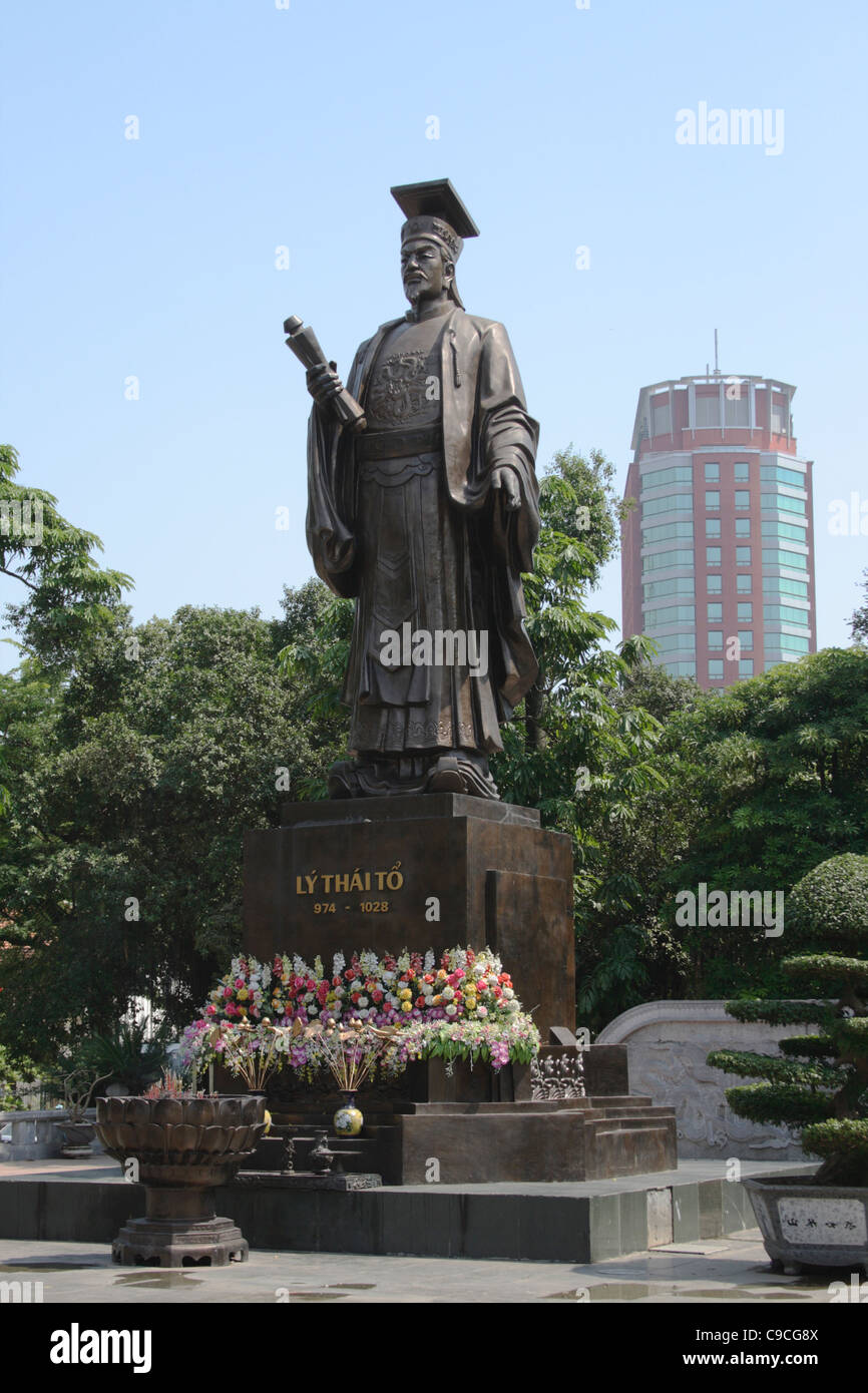 Statue en bronze de Ly Thai To au parc d'Indira Gandhi à Hanoi, gratte-ciel moderne avec en arrière-plan Banque D'Images