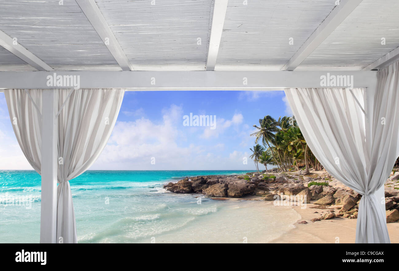 Gazebo en blanc plage tropicale des Caraïbes avec des palmiers Banque D'Images